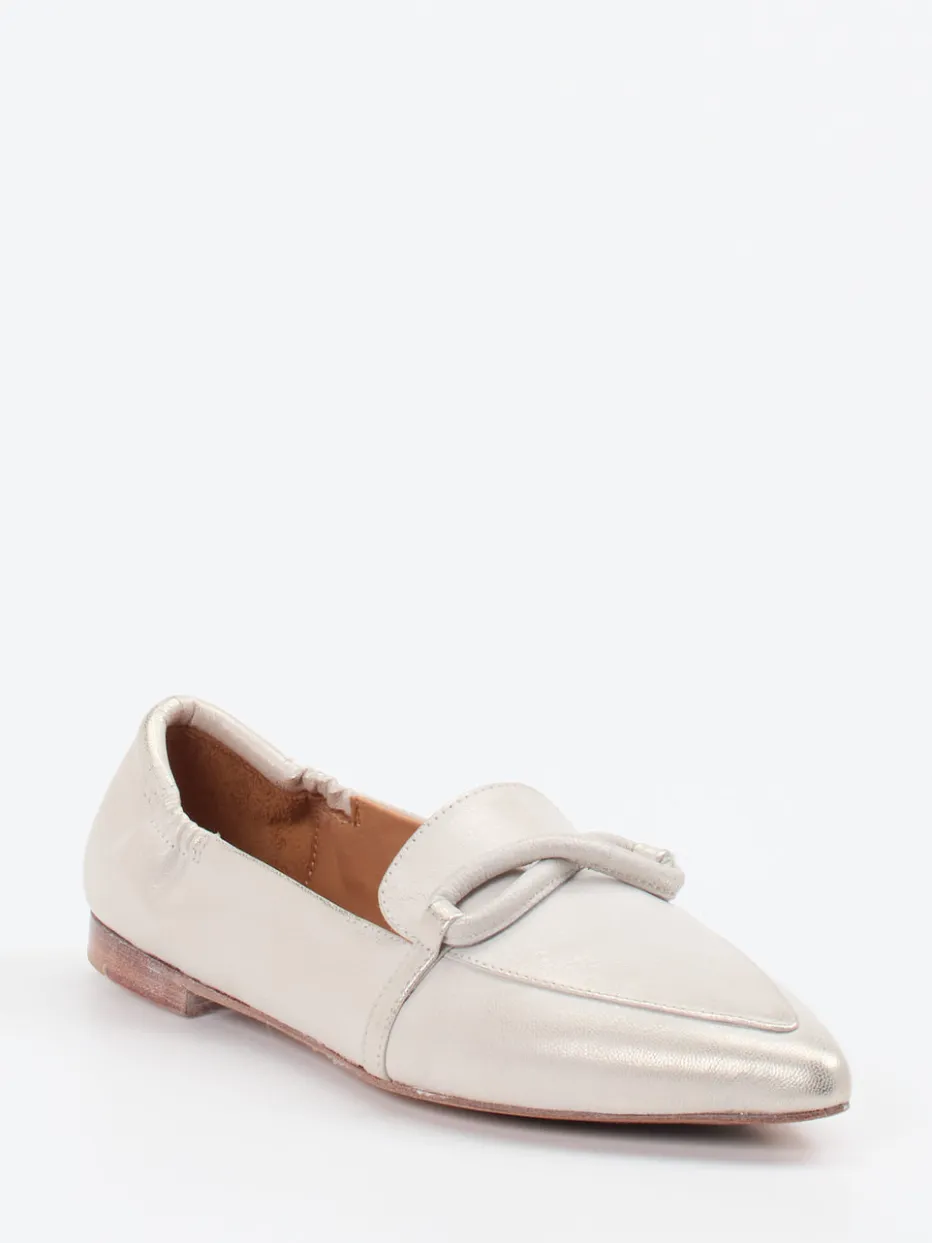 Damen Andrea Puccini – Loafer aus Metallicleder silberbeige