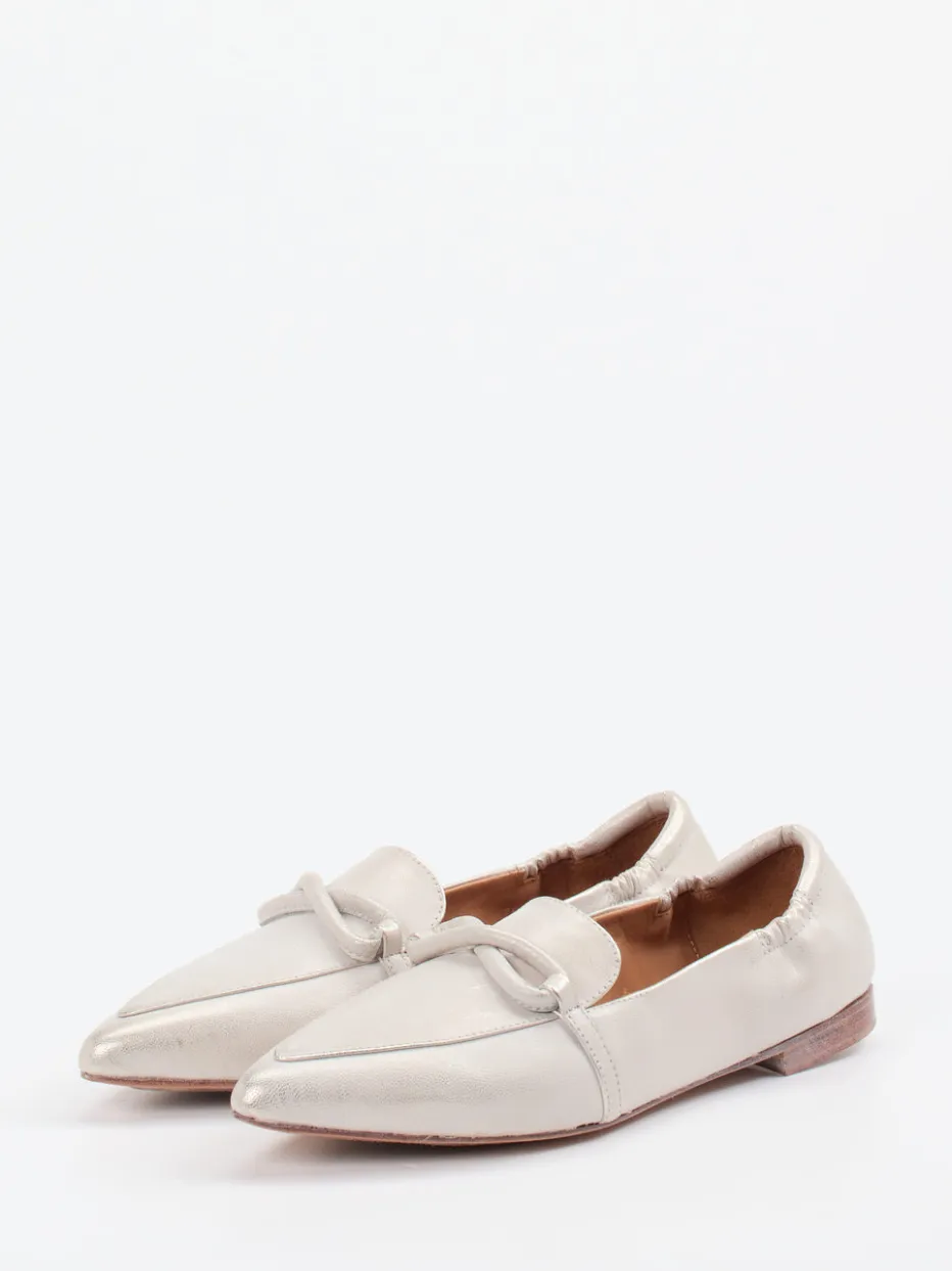 Damen Andrea Puccini – Loafer aus Metallicleder silberbeige