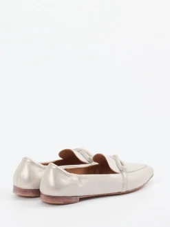 Damen Andrea Puccini – Loafer aus Metallicleder silberbeige