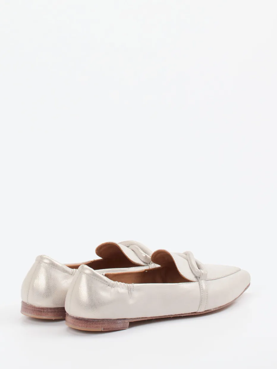 Damen Andrea Puccini – Loafer aus Metallicleder silberbeige