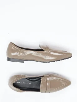 – Loafer aus Lackleder in Taupe*Andrea Puccini New