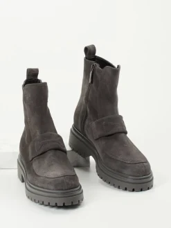 – Stiefelette aus Veloursleder*Andrea Puccini