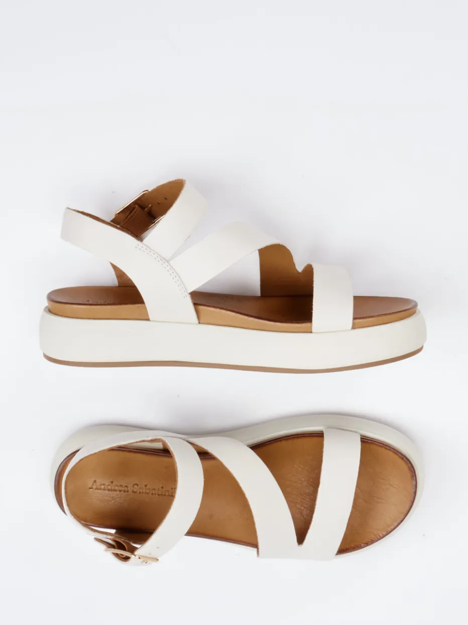 – Plateausandale aus Kalbleder creme*Andrea Sabatini