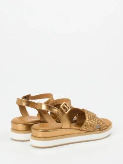 – Plateau-Sandalen aus Flechtleder goldfarben*Andrea Sabatini Online