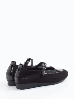 – Spangenpumps aus Lackleder und Veloursleder*Arche