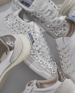 Damen Autry – Low-Top Sneaker aus Lackleder Offwhite