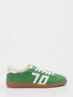 – Retro-Sneaker aus Veloursleder*Back 70