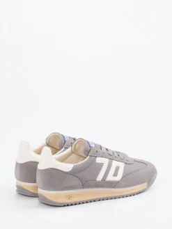 – Sneaker aus Veloursleder und Nylon*Back 70