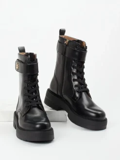 – Schnürboots aus glänzendem Leder*Boss New