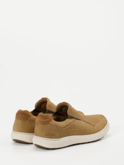 Herren Clarks – Slip-On Sneaker aus Nubukleder hellbraun