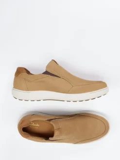 Herren Clarks – Slip-On Sneaker aus Nubukleder hellbraun