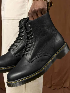 – Schnürstiefeletten aus Kalbleder*Dr. Martens Sale