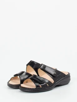 – Pantolette aus Lackleder*Finn Comfort