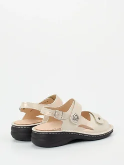 Damen Finn Comfort – Sandale aus Metallicleder champagner