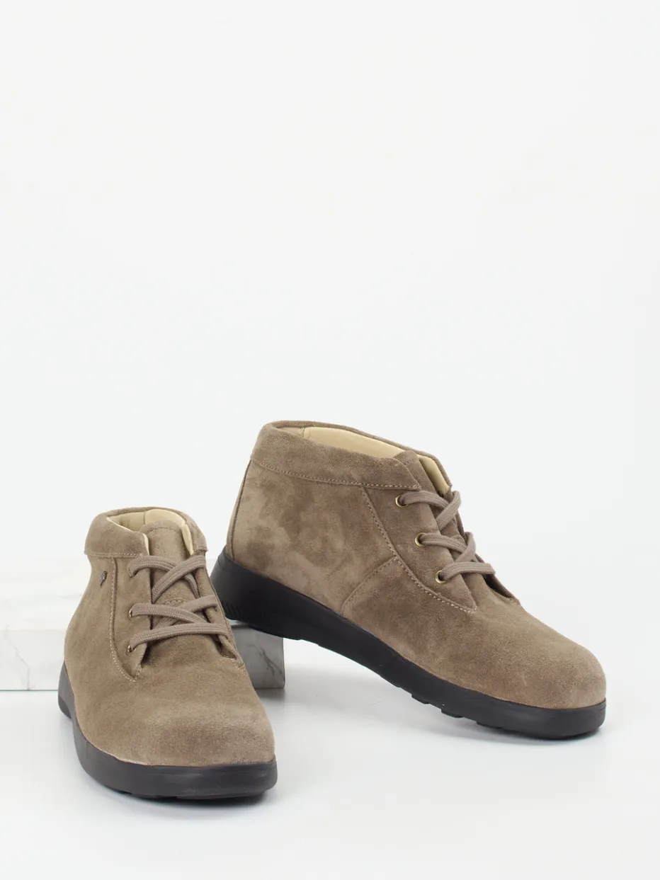 – Schnürboot aus Veloursleder in Taupe*Finn Comfort