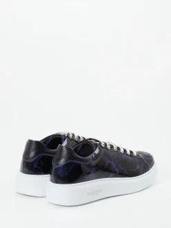 – Sneaker aus geprägtem Lackleder*Harris Hot