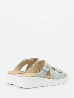 – Pantoletten aus geprägtem Leder hellgrau*Hickersberger Hot