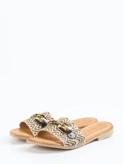 – Slides aus Bast und Kalbleder*Konstantin Starke