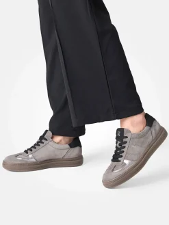 – Sneaker aus Veloursleder in Taupe*Paul Green