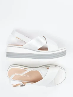 – Plateau-Sandale aus Kalbleder Offwhite*Regarde Le Ciel Sale