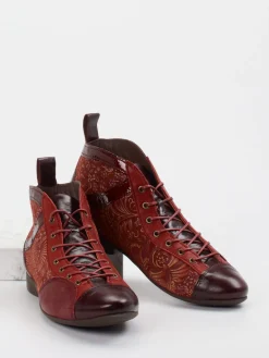 – Schnürboots aus geprägtem Leder Dunkelrot*Think Sale