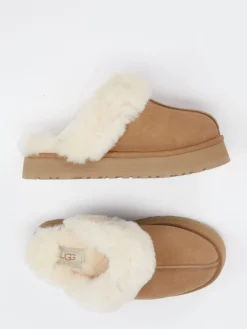 – Lammfell-Pantoffeln aus Veloursleder karamell*UGG Best