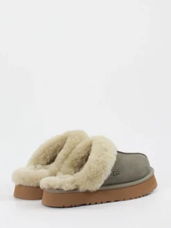 – Pantoffeln aus Veloursleder mit Lammfell*UGG Hot