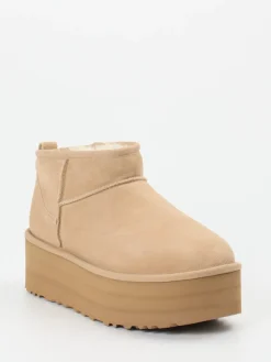 – Stiefeletten aus Veloursleder in*UGG