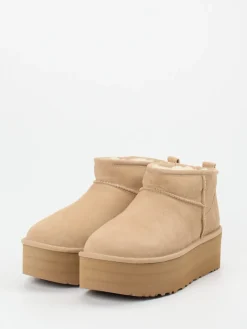 – Stiefeletten aus Veloursleder in*UGG