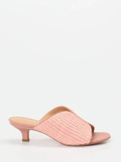 – Mules aus Kalbleder und Flechttextil*Unützer Hot