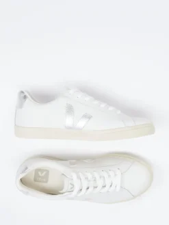 – Sneaker aus Kalbleder mit Metallic-Details*VEJA New