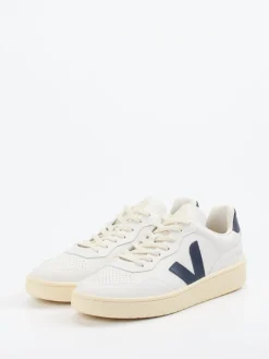 – Sneaker aus Kalbleder in Creme*VEJA New