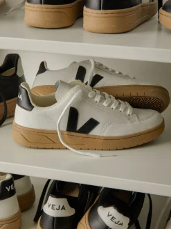 – Sneaker aus Kalbleder in*VEJA Outlet